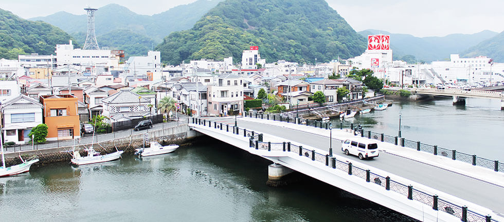 下田の街と海を見晴らす屋上の景色