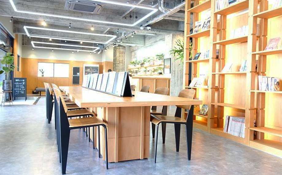 開放的なカフェスペース兼イベントスペース