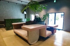 LAC熱海 kiten slow &work styleのラウンジは、中央の植栽を中心に、ワークスペースとキッチンスペース